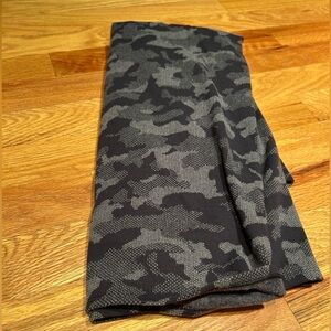 lululemon athletica Black and Gray Patterned Vinyasa Scarf